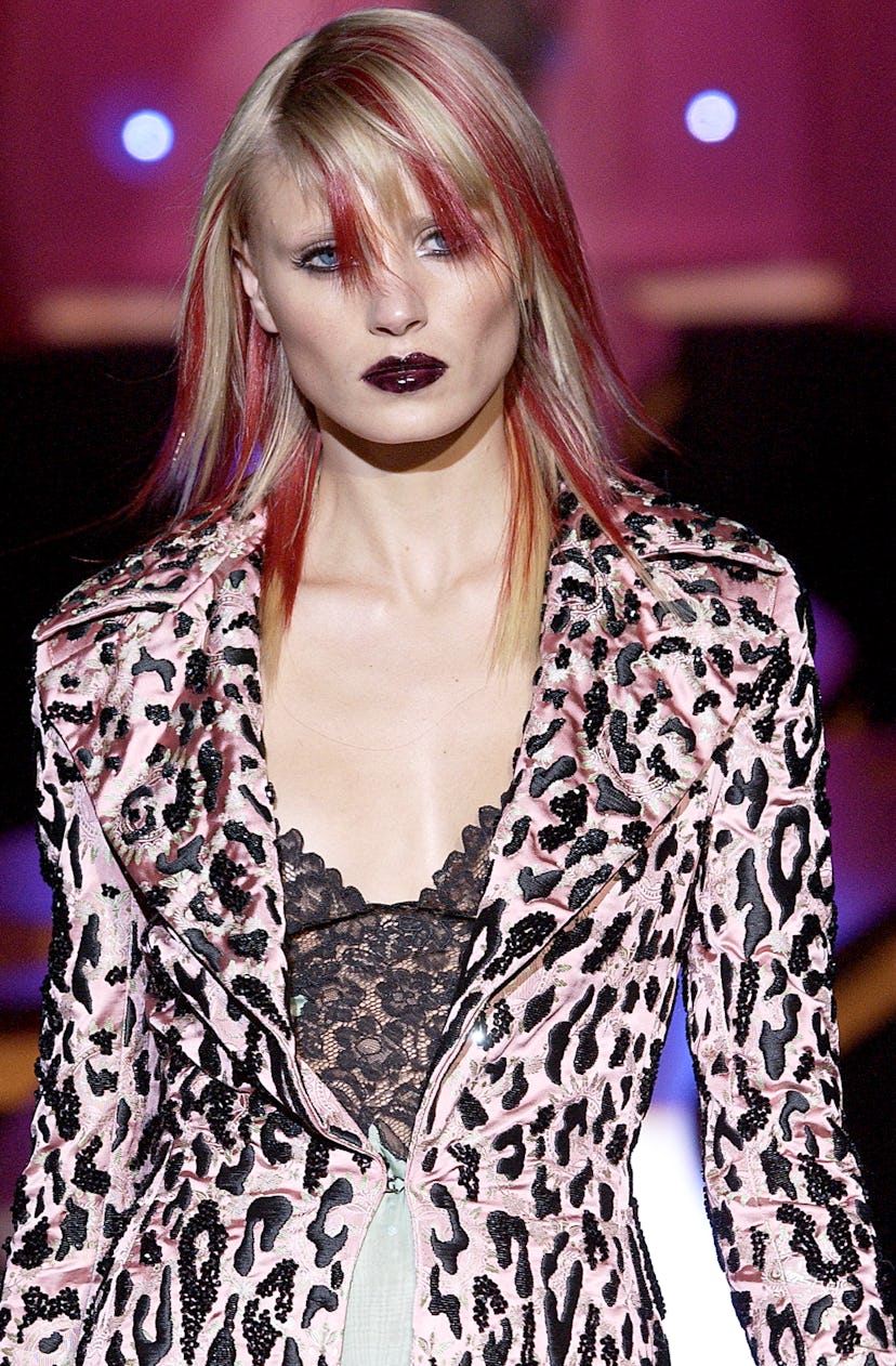 Mechas de colores en el desfile de Atelier Versace en 2002