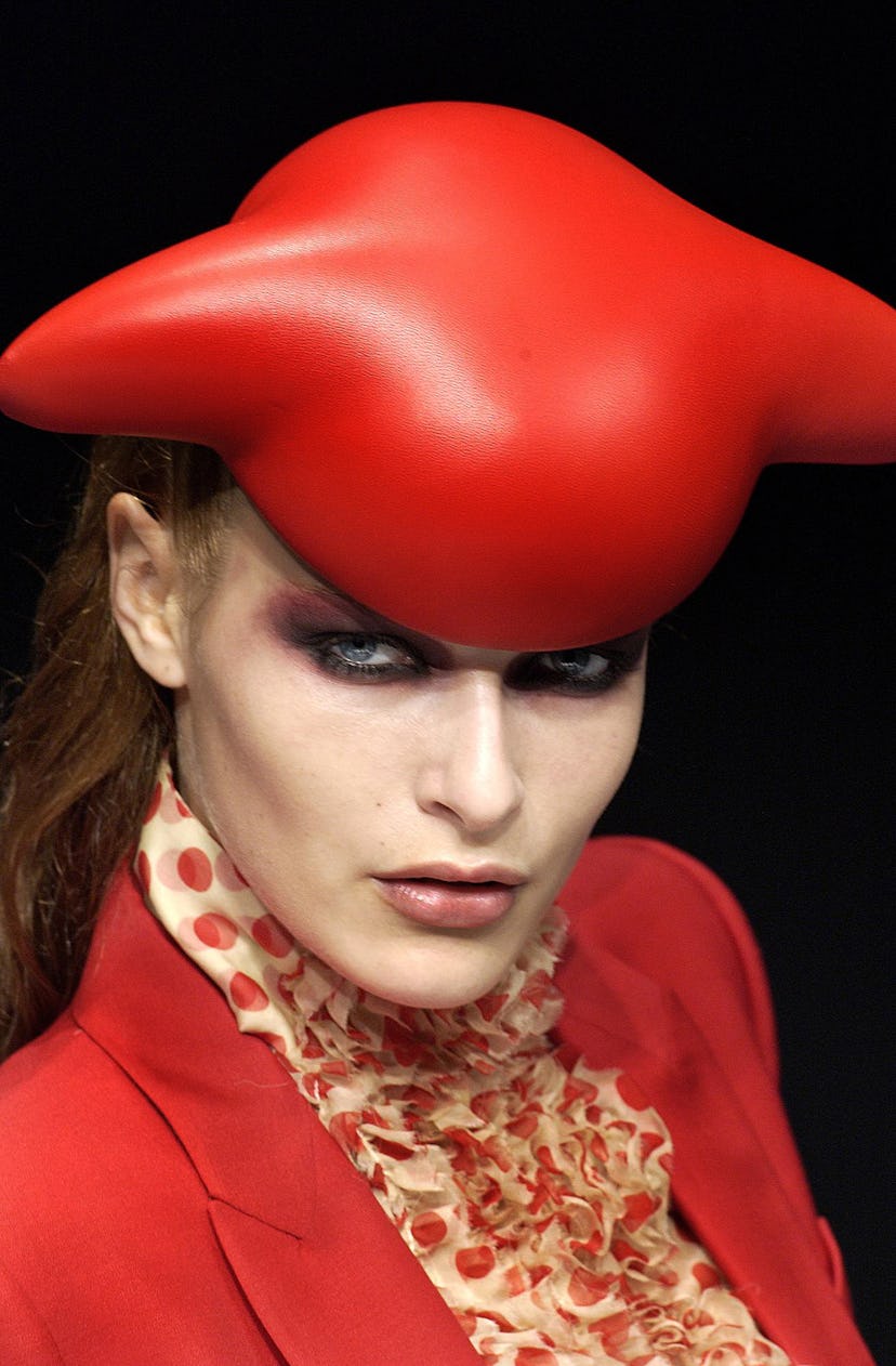 Maquillaje ahumado de Rie Rasmussen en Alexander McQueen 2003