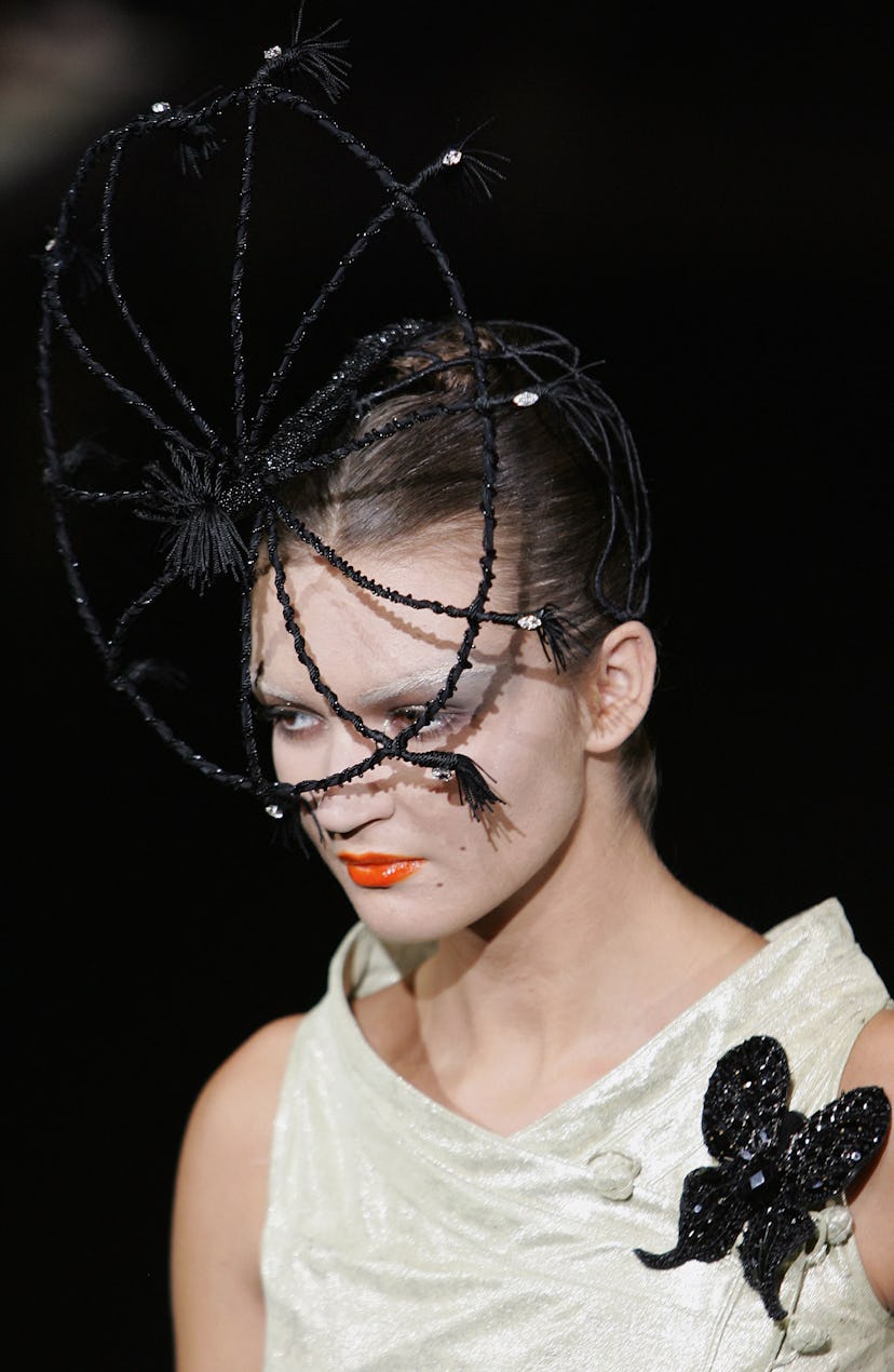 Cejas decoloradas en el desfile de Giorgio Armani 2004