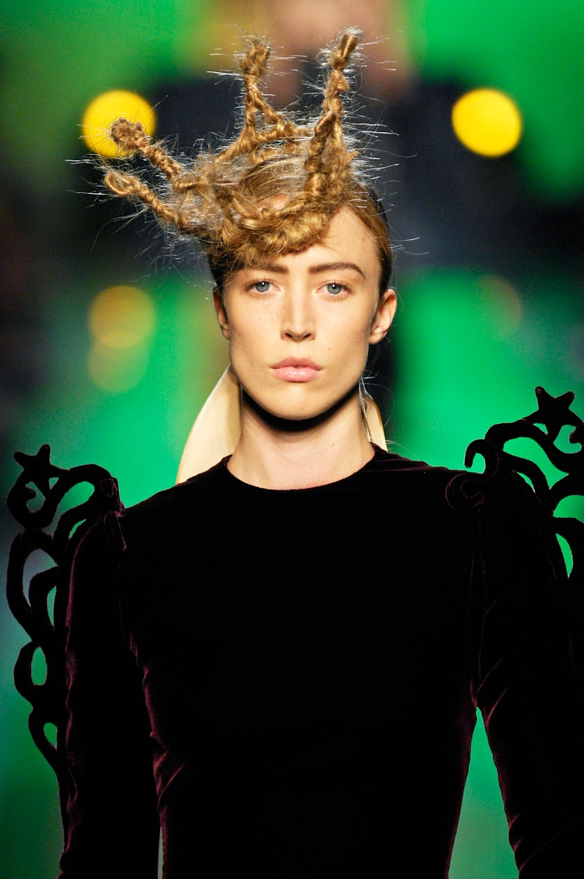 Corona de pelo de Raquel Zimmermann en Jean Paul Gaultier 2007