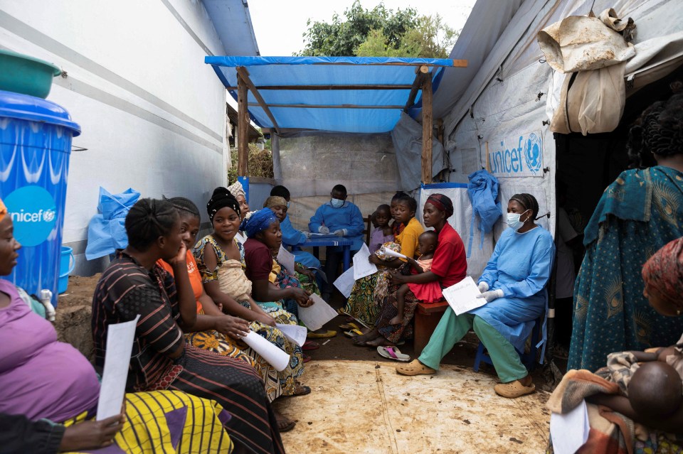 Pacientes con sospecha de mpox esperan una consulta en el centro de tratamiento de mpox en el hospital de Kavumu