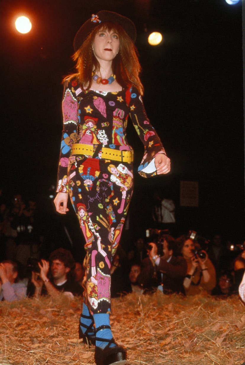 Las modelos de Betsy Johnson caminan por la pasarela durante la Semana de la Moda de Nueva York 