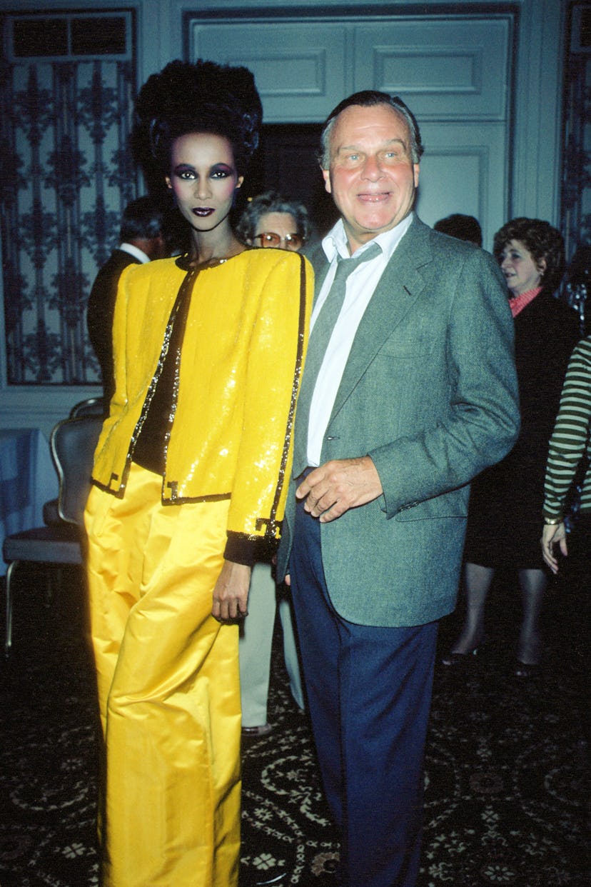 Iman y Bill Blass durante la Semana de la Moda de Nueva York, alrededor de 1984 