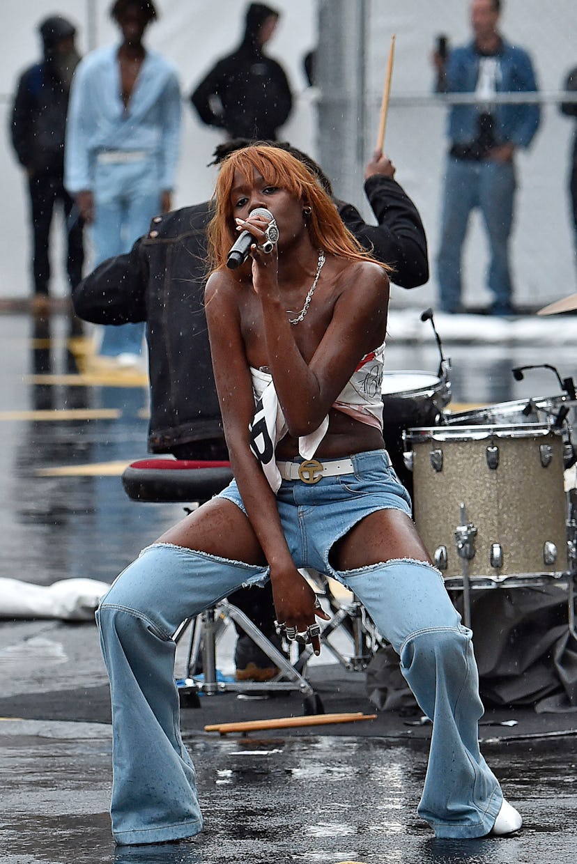 Una banda desfila por la pasarela en la presentación de primavera/verano 2019 de Telfar durante la Semana de la Moda de Nueva York...