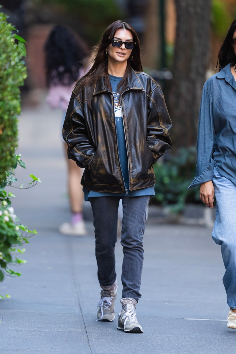 NUEVA YORK, NUEVA YORK - 20 DE SEPTIEMBRE: Emily Ratajkowski es vista en el West Village el 20 de septiembre de 20...