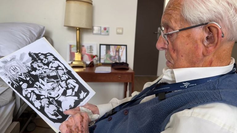 Theo con el dibujo de su funeral (foto: Omroep Brabant).