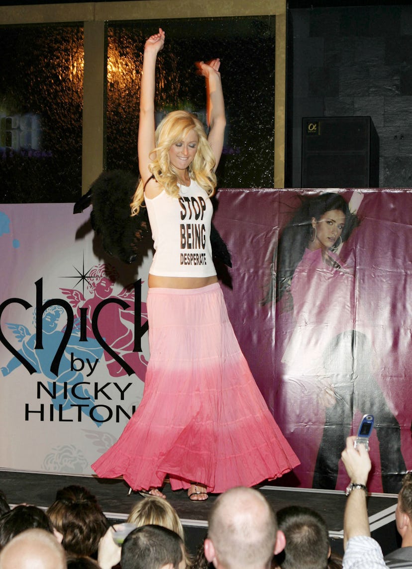 Paris Hilton luciendo Chick de Nicky Hilton en la fiesta de lanzamiento de la línea de ropa de Nicky en Las Vegas...