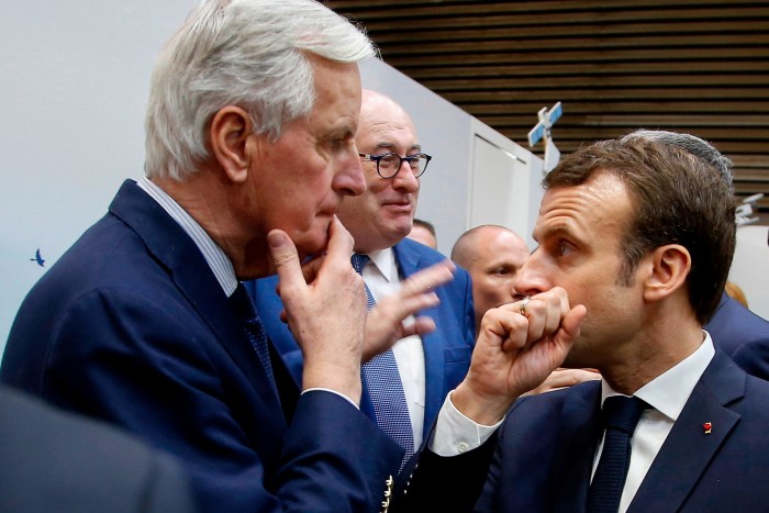 El presidente Emmanuel Macron habla con el negociador jefe del Brexit de la UE, Michel Barnier, en una feria agrícola en París en febrero de 2019 