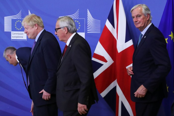 Los equipos de la UE y el Reino Unido tras acordar el acuerdo del Brexit en octubre de 2019: de izquierda a derecha, el secretario británico para el Brexit, Steve Barclay, el entonces primer ministro Boris Johnson, el entonces presidente de la Comisión Europea, Jean-Claude Juncker, y el negociador de la UE, Michel Barnier 