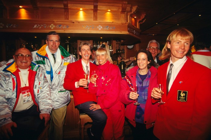 Michel Barnier, segundo desde la izquierda, cuando era copresidente del comité organizador de los Juegos Olímpicos de Invierno de 1992 en Albertville, Francia