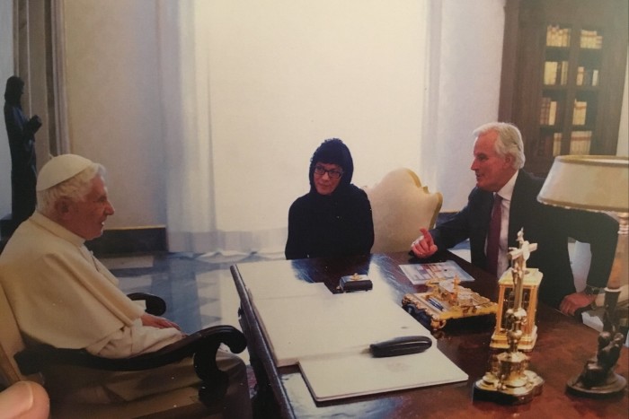 Michel Barnier es conocido por estar bien preparado para las reuniones, apareciendo a menudo con gráficos coloridos, como lo hizo para una audiencia con el Papa Benedicto en 2013.