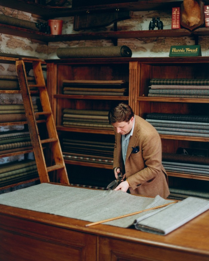 John Sugden, propietario de Campbell's, corta tweed en la sala de corte