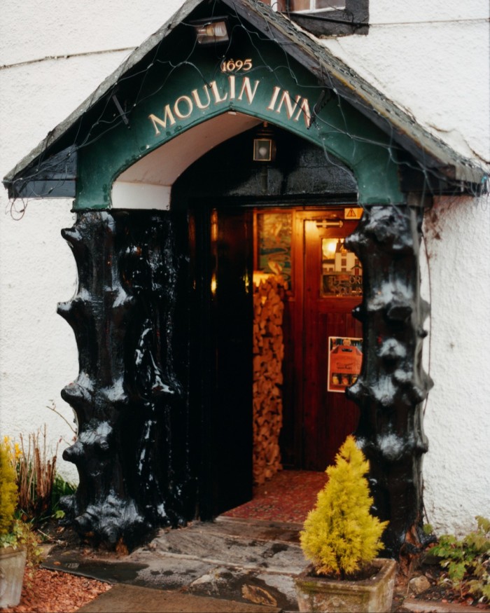 La puerta de entrada al hotel Moulin Inn en Pitlochry