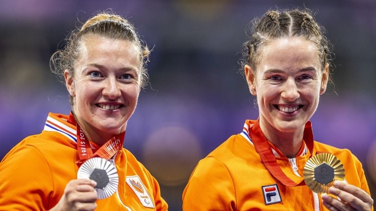 Marlene van Gansewinkel (L) y Kimberly Alkemade (R) a principios de este torneo después de los 200 metros.