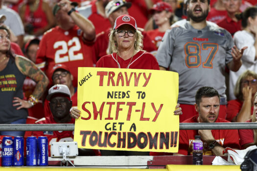 Un fanático de los Kansas City Chiefs sostiene un cartel de Taylor Swift y Travis Kelce