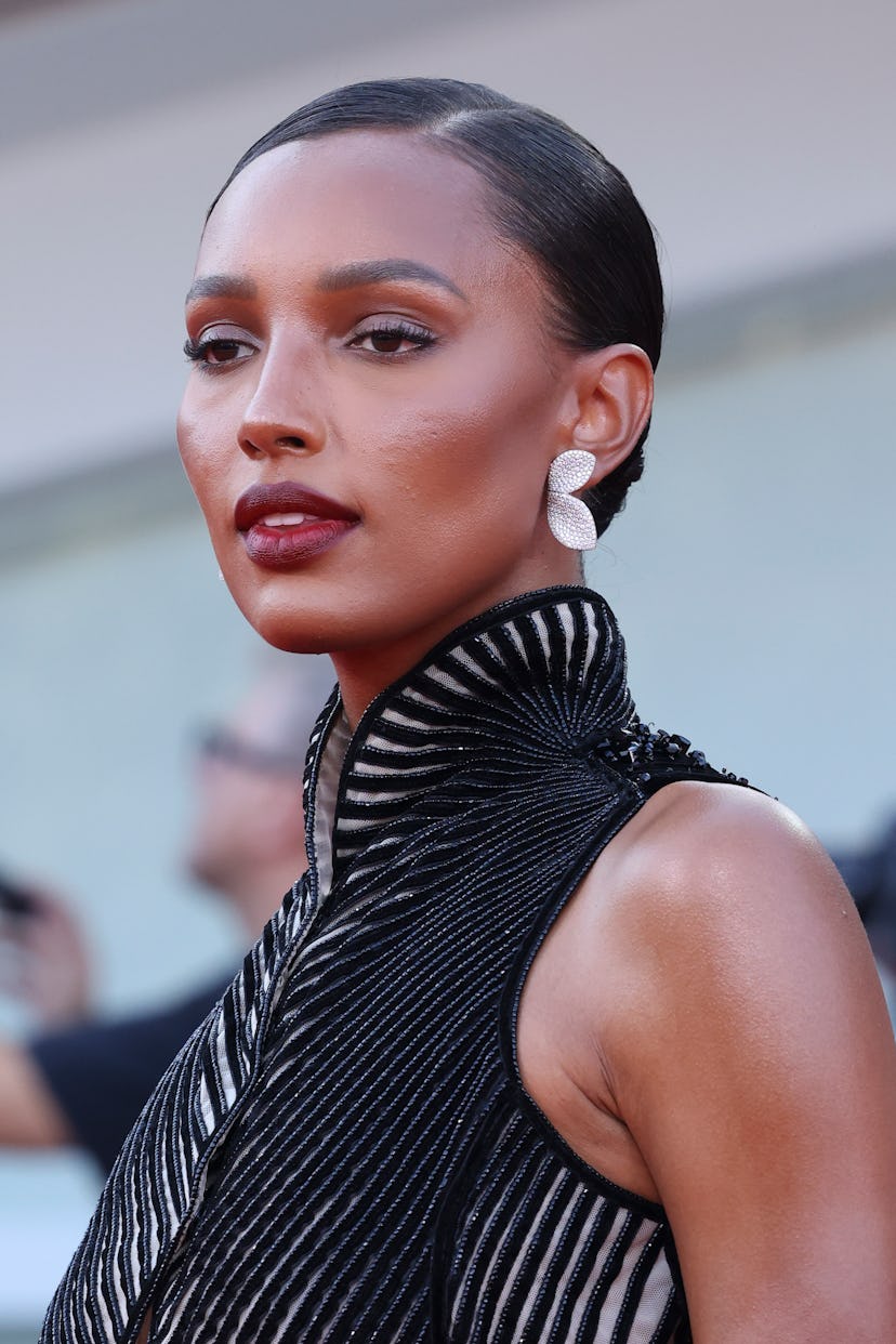 VENECIA, ITALIA - 31 DE AGOSTO: Jasmine Tookes asiste a la "Campo de batalla" (Campo Di Battaglia) alfombra roja...