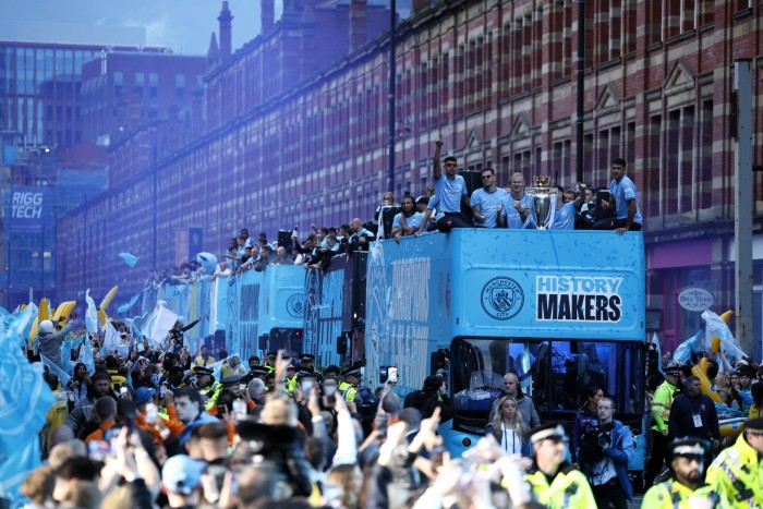 Autobús del equipo Manchester City durante un desfile de trofeos en Manchester