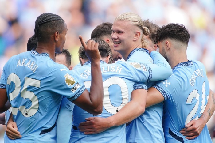 Erling Haaland, del Manchester City, celebra con sus compañeros de equipo