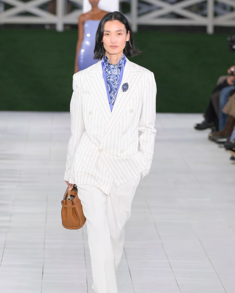 Modelo en la pasarela de Ralph Lauren RTW Primavera 2025 