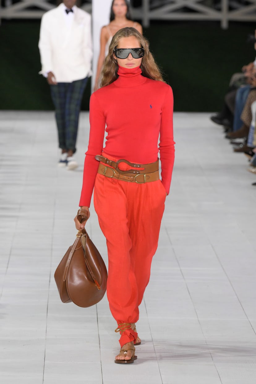 Modelo en la pasarela de Ralph Lauren RTW Primavera 2025 