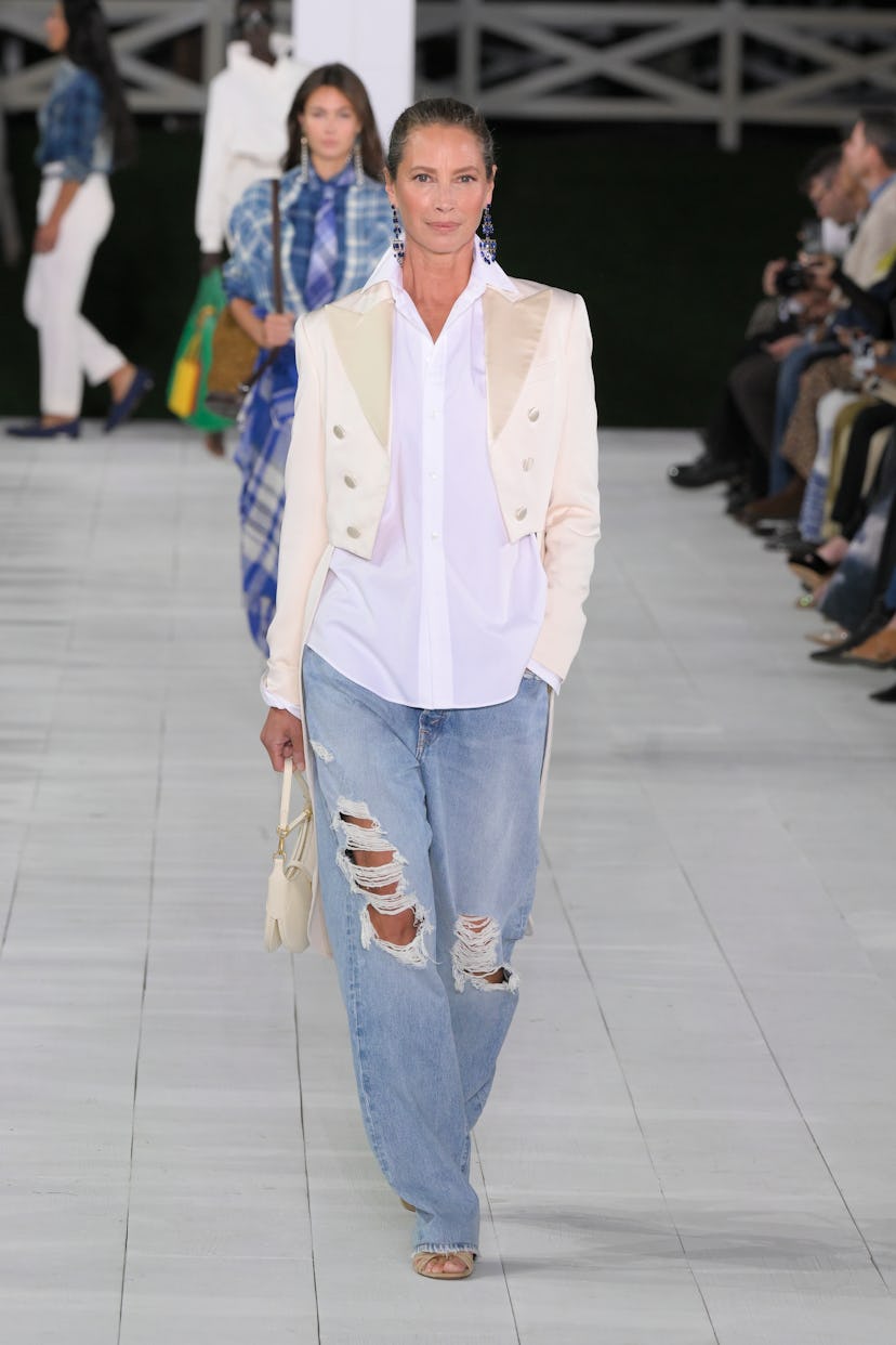 Christy Turlington en la pasarela de Ralph Lauren RTW Primavera 2025 