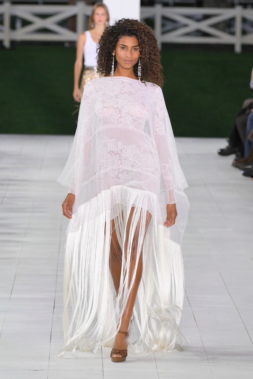 Imaan Hammam en la pasarela de Ralph Lauren RTW Primavera 2025