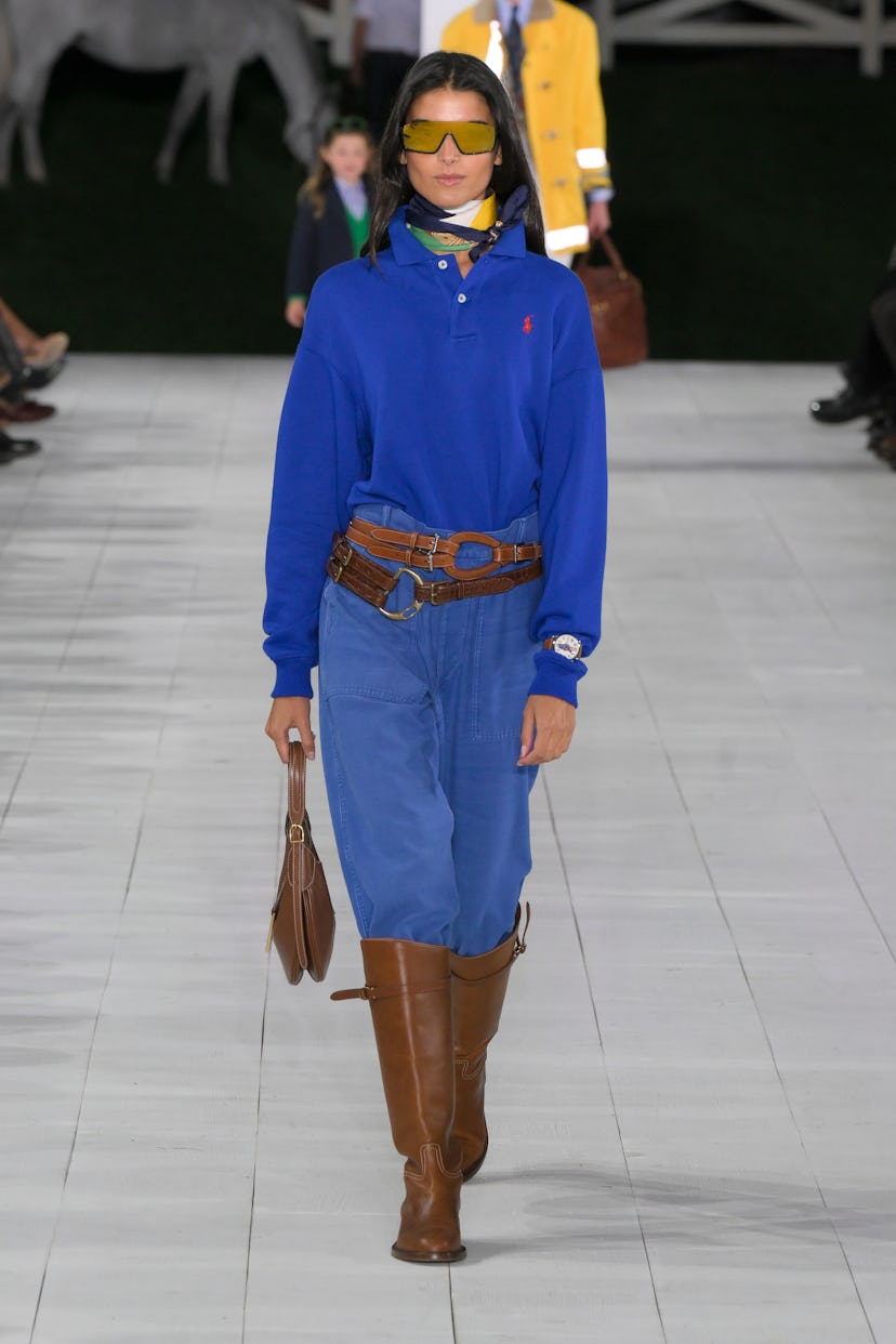 Modelo en la pasarela de Ralph Lauren RTW Primavera 2025 