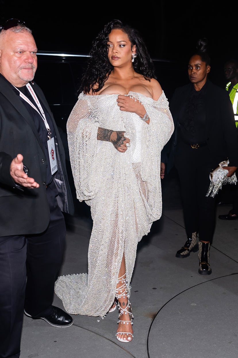 NUEVA YORK, NUEVA YORK - 06 DE SEPTIEMBRE: Rihanna asiste al desfile de moda de Alaia durante la Semana de la Moda de Nueva York...