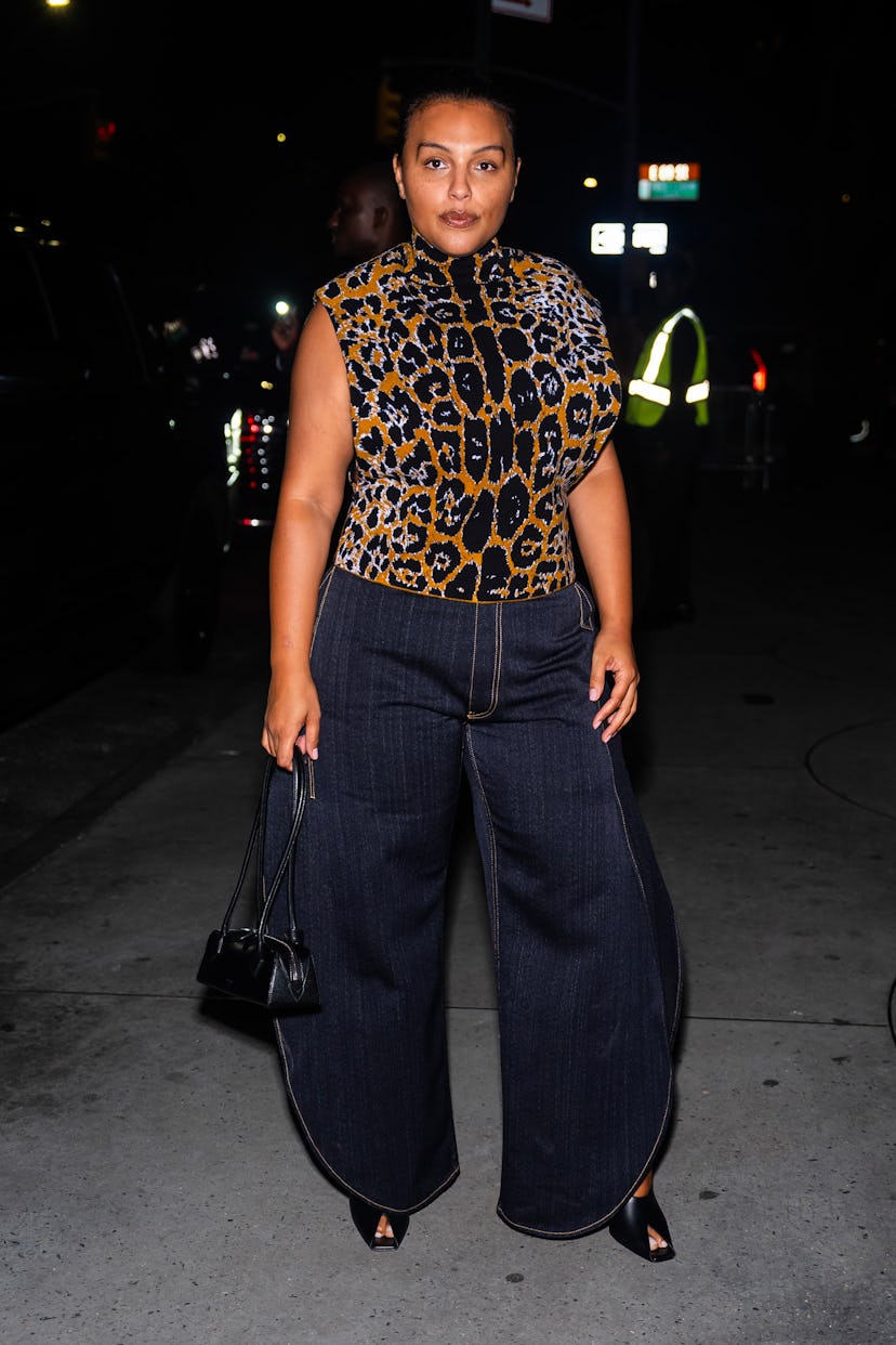 NUEVA YORK, NUEVA YORK - 06 DE SEPTIEMBRE: Paloma Elsesser asiste al desfile de moda de Alaia durante la Feria de Nueva York...