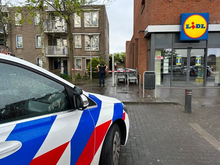 Un coche de policía en el supermercado cuando se produjeron disparos allí en noviembre de 2023 (foto: Bart Meesters/Meesters Multi Media/SQ Vision).