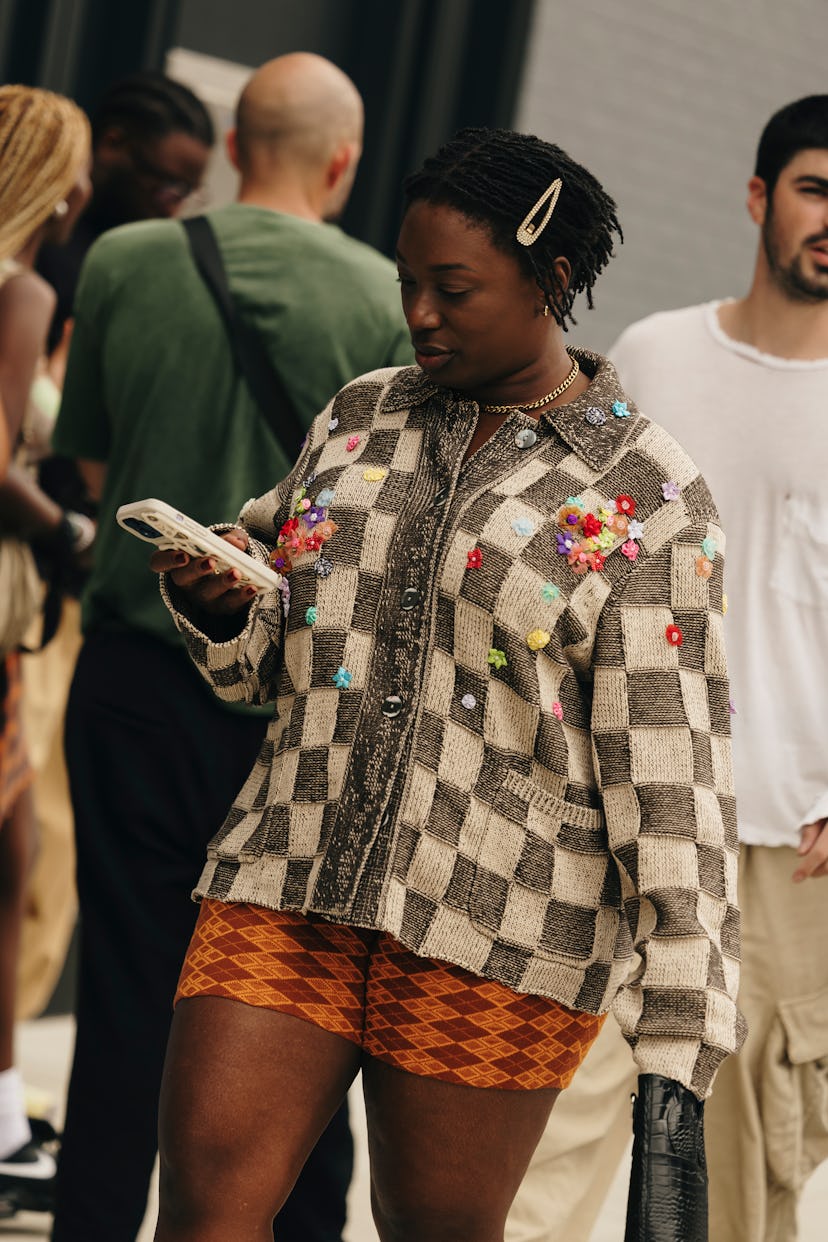 Pasador para el pelo NYFW primavera/verano 2025 street style beauty