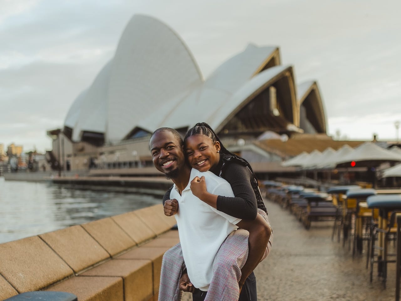 James y Jordyn Hambrick frente a la Ópera de Sydney en Australia.