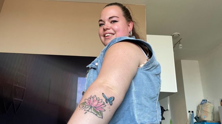 Chantal con el tatuaje para su madre: "A mi madre le encantaban los nenúfares." (foto: Omroep Brabant).