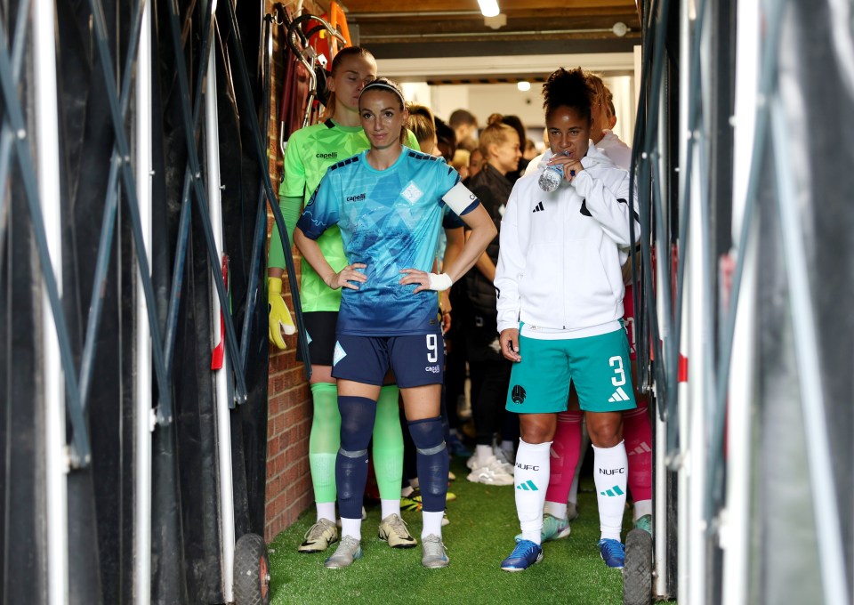 Asllani y el capitán del Newcastle, Demi Stokes, capitanearon a sus equipos en su primer partido de la temporada en Hayes Lane.