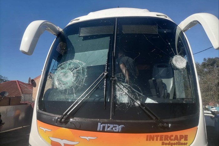 La ventana delantera de un autobús de Inchcape, después de que resultara dañada durante un ataque en mayo de 2022 