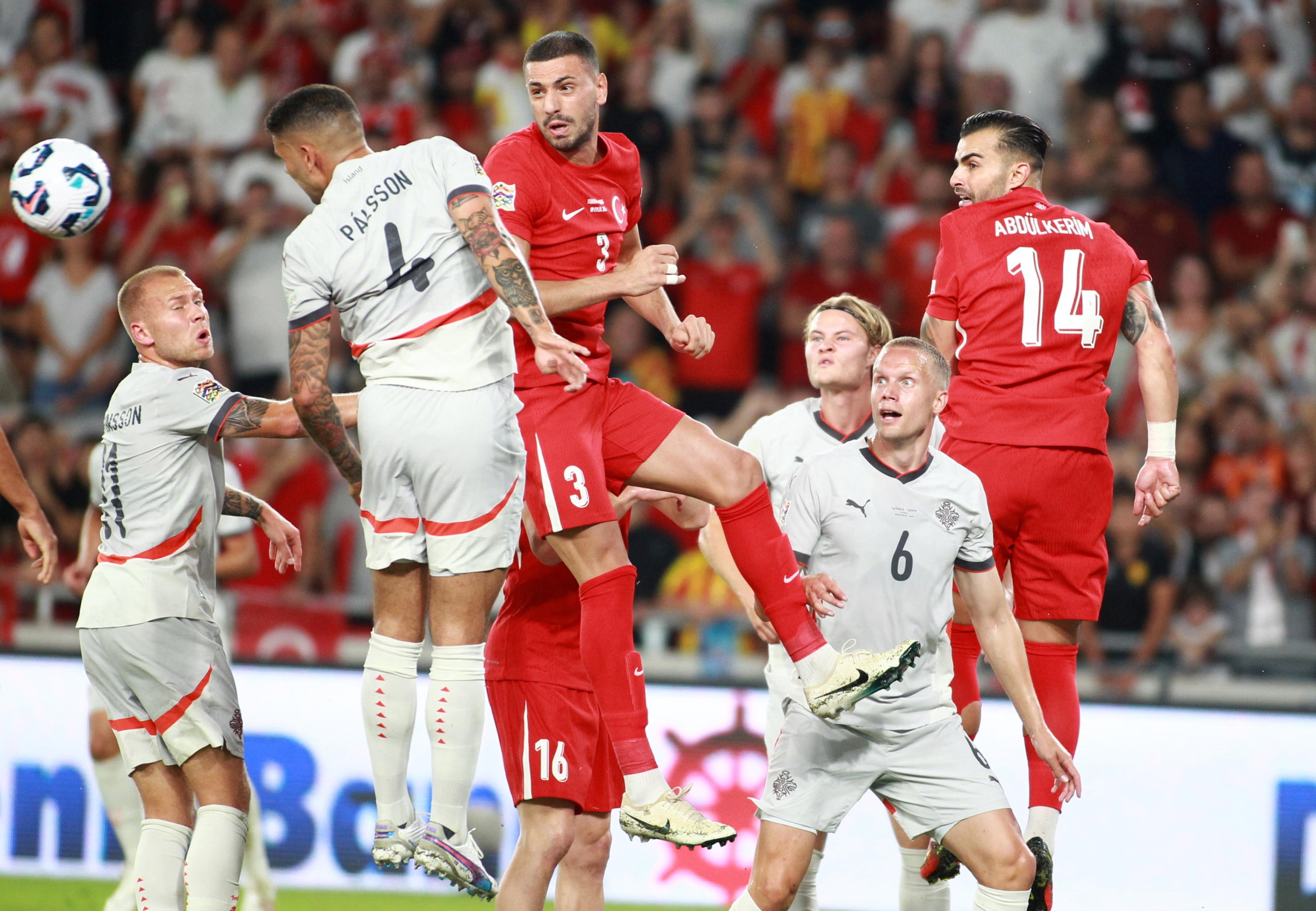 epa11595057 Merih Demiral (centro) de Turquía en acción contra Victor Palsson (2-i) de Islandia durante el partido de fútbol del grupo B de la Liga de Naciones de la UEFA entre Turquía e Islandia en Izmir (Turquía) el 9 de septiembre de 20204. EPA/STR