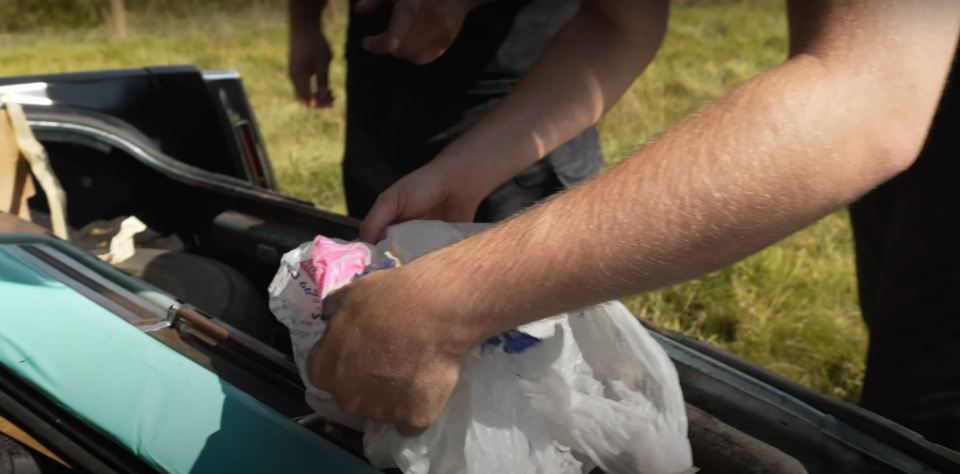 Encontraron una bolsa cubierta de sangre y polvo.