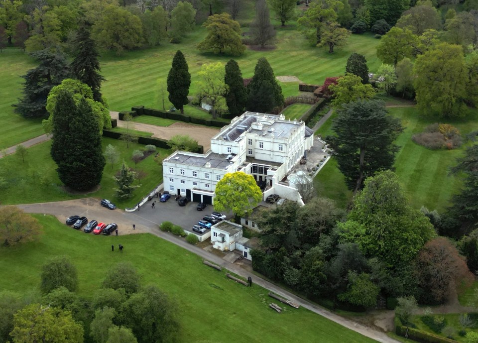 Andrew vive en Royal Lodge en Windsor.