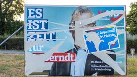 Un cartel electoral de AfD roto