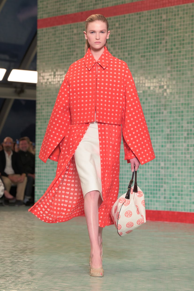 Modelo en la pasarela de Tory Burch RTW Primavera 2025 