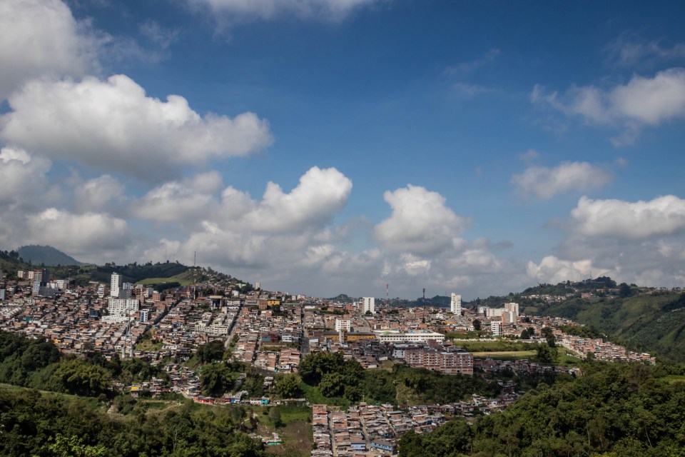 La ciudad está a unas 190 millas al oeste de la capital, Bogotá.