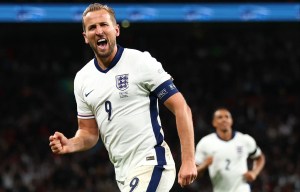 Kane marca su partido número 100 con un doblete y los anfitriones ganan un partido de la Liga de Naciones