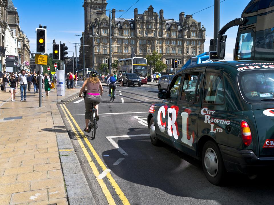 La nueva tecnología utiliza algoritmos extensos y aprendizaje automático avanzado para distinguir a los automovilistas de los ciclistas y evitar detecciones falsas.