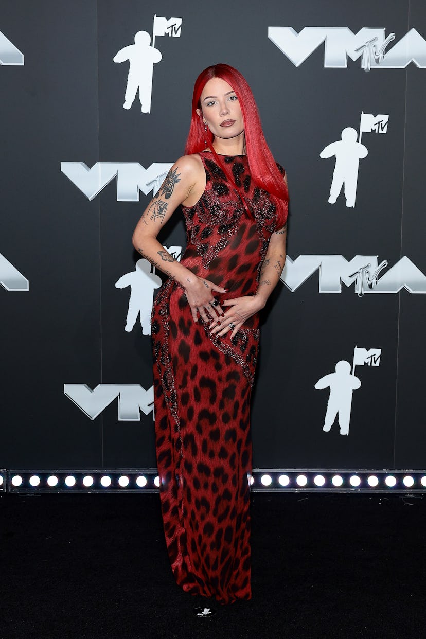 ELMONT, NUEVA YORK - 11 DE SEPTIEMBRE: Halsey asiste a los MTV Video Music Awards 2024 en el UBS Arena el 11 de septiembre...