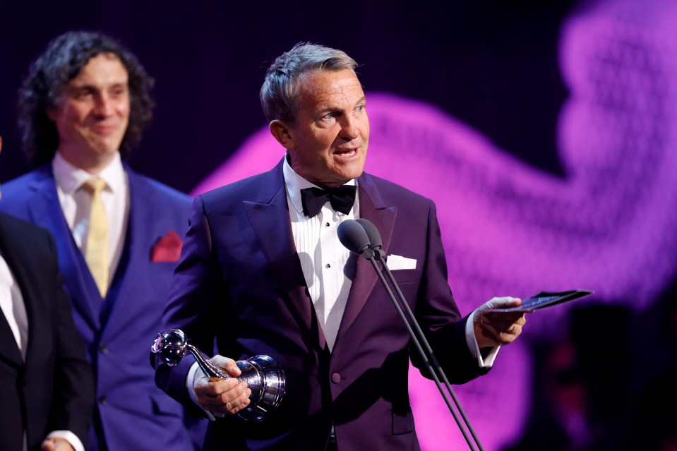 Bradley Walsh acepta el premio Daytime por The Chase