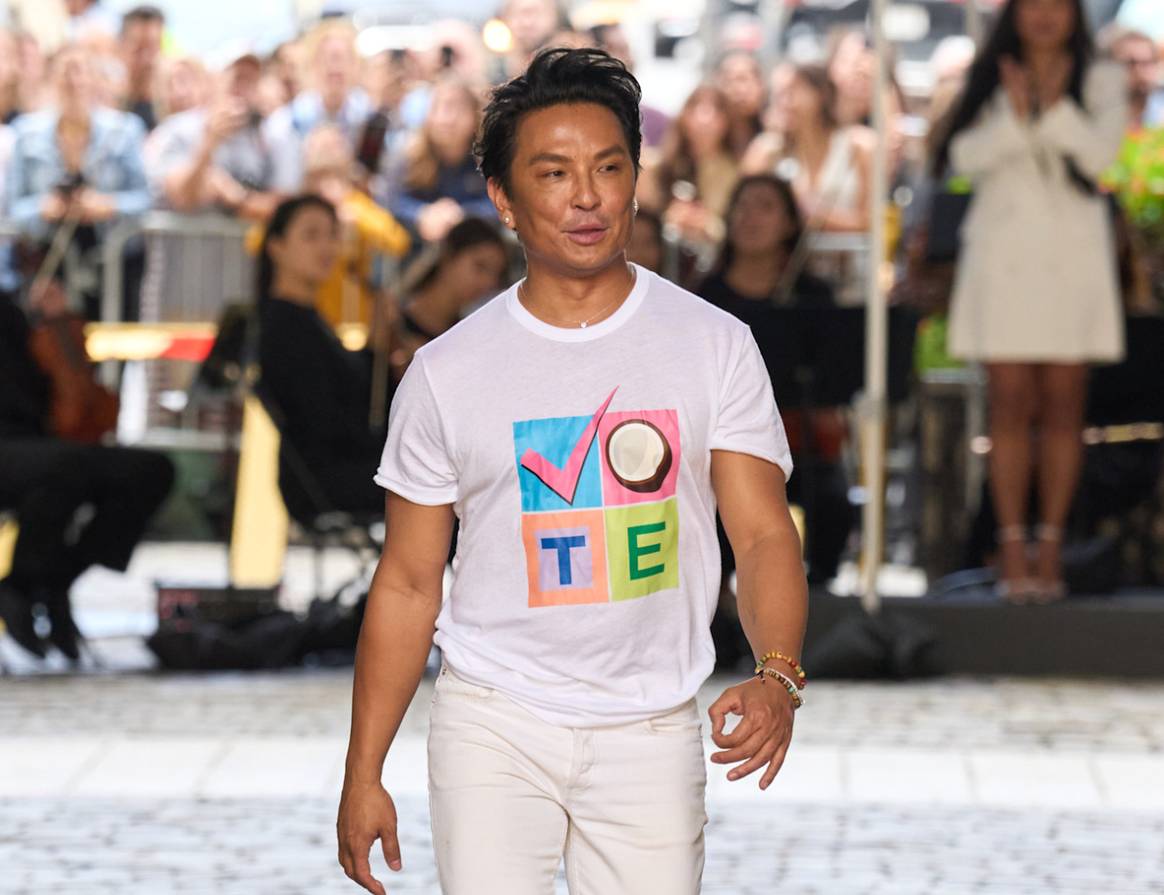 Prabal Gurung en la final de su desfile NYFW SS25.