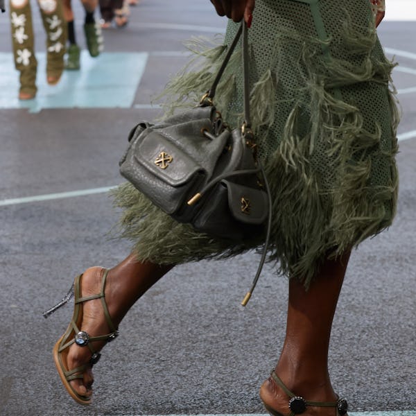 Una modelo camina por la pasarela, detalle del bolso, para el desfile de moda primavera 2025 de Off-White 