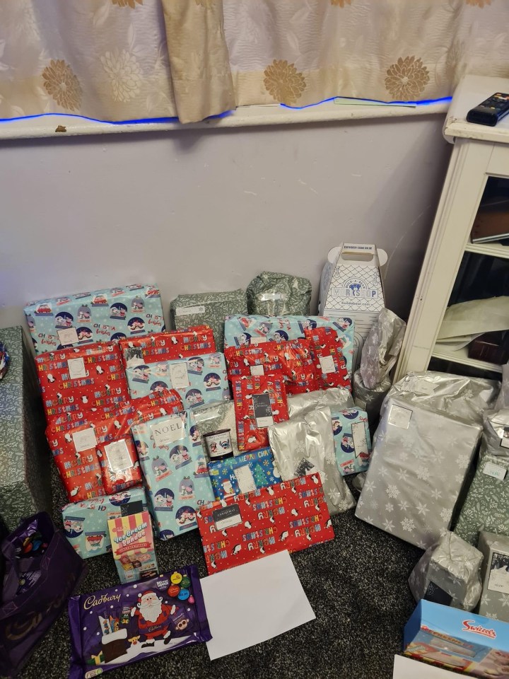 La pareja logró ahorrar lo suficiente para comprarles regalos a sus hijos adolescentes.