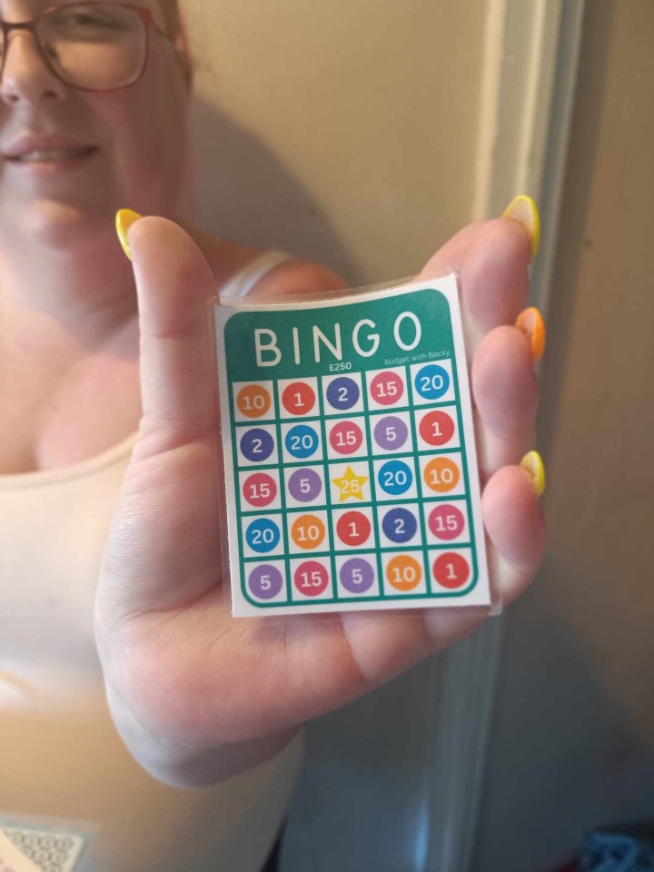 La familia juega al bingo para decidir cuánto dinero ahorrar.