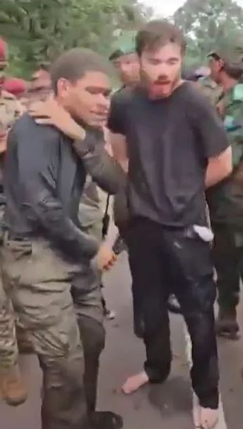 El momento en que el hijo estadounidense del líder del golpe, Marcel Malanga, y su amigo Tyler Thompson fueron atrapados tratando de huir